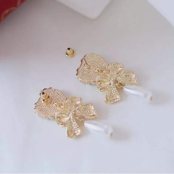 💎NEW💎 VINTAGE CAMEO BAROQUE PEARL EARRING - Picture 6 of 8